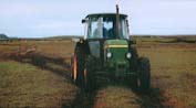 Nini au volant du tracteur